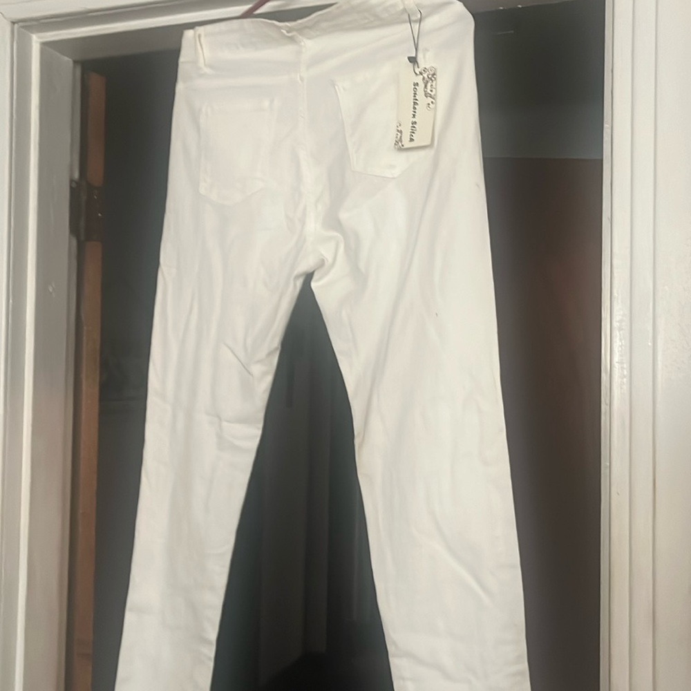 New never worn Southern stitch medium white jeans.